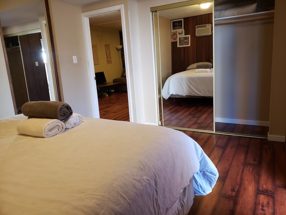 Large 6 Bedrooms 2 Baths Home On A Huge Lot - Elk Grove