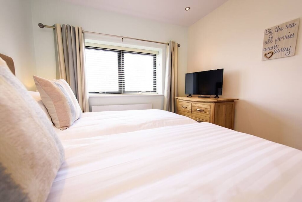 5 Star Sea Front Apartments, Located On The Beach - Scarborough