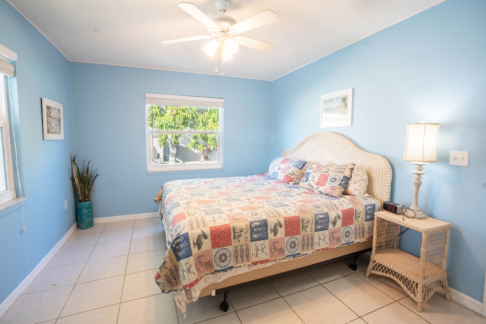 Bright Waterfront Home. Heated Pool. Short Drive To Beach. Beautiful Sunsets. - North Port, FL