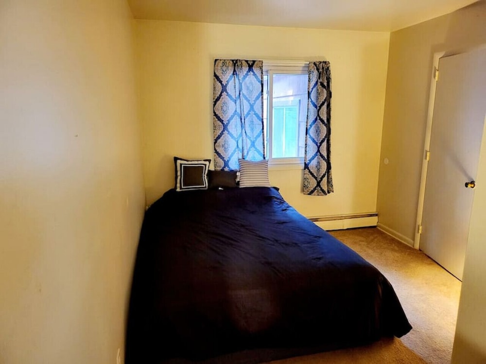 Fully Furnished With A Queen Size Bed In Each Room - Delmar, DE