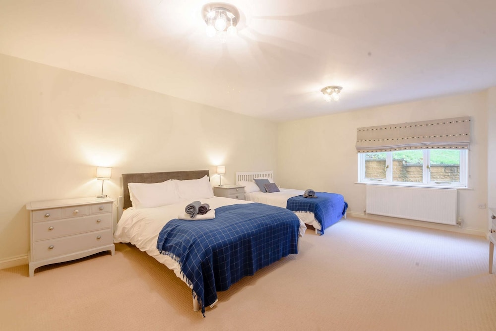 Dog Friendly Holiday Cottage In The Cotswolds With Cinema Room And Superb Garden - Landgate House - Chipping Campden