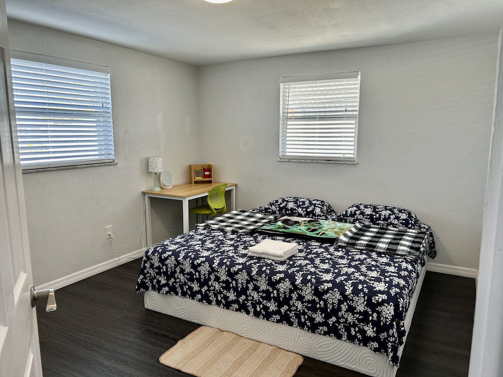 Cozy Holiday 1 Bedroom Single House - Short & Long Staycation - Tarpon Springs, FL