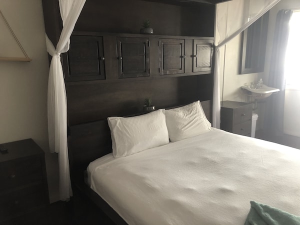 Clean Tidy Hotel Room With A Shared Kitchen And Shower Area - Isole Whitsunday