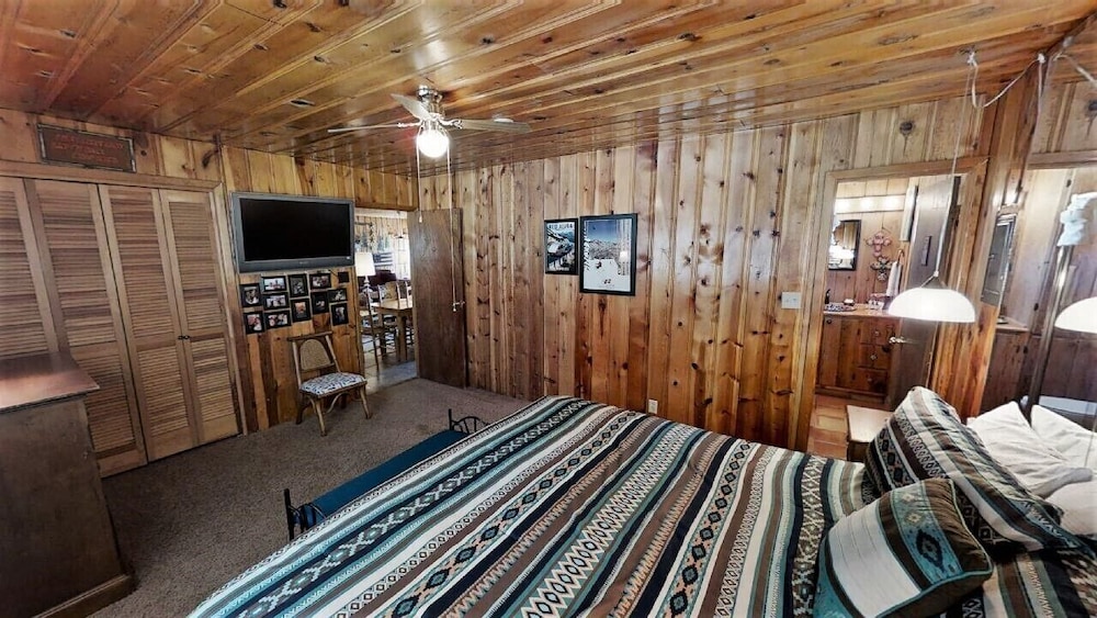 Ski Lope Lodge - In Town - Wood Burning Fireplace - Washer/dryer - Gas Grill - Red River, NM