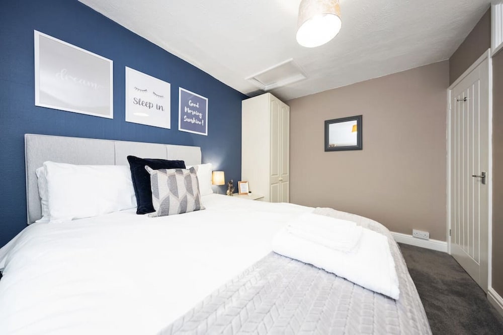Pendicke Place Cottage | 2 Bed House Sleeps 4 | Southam Centre | Inspire Homes - West Midlands