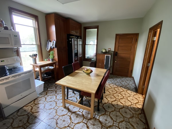 Cozy 2- Bedroom  Great Kitchen  In A Lakefront Neighborhood - Chatham - Chicago
