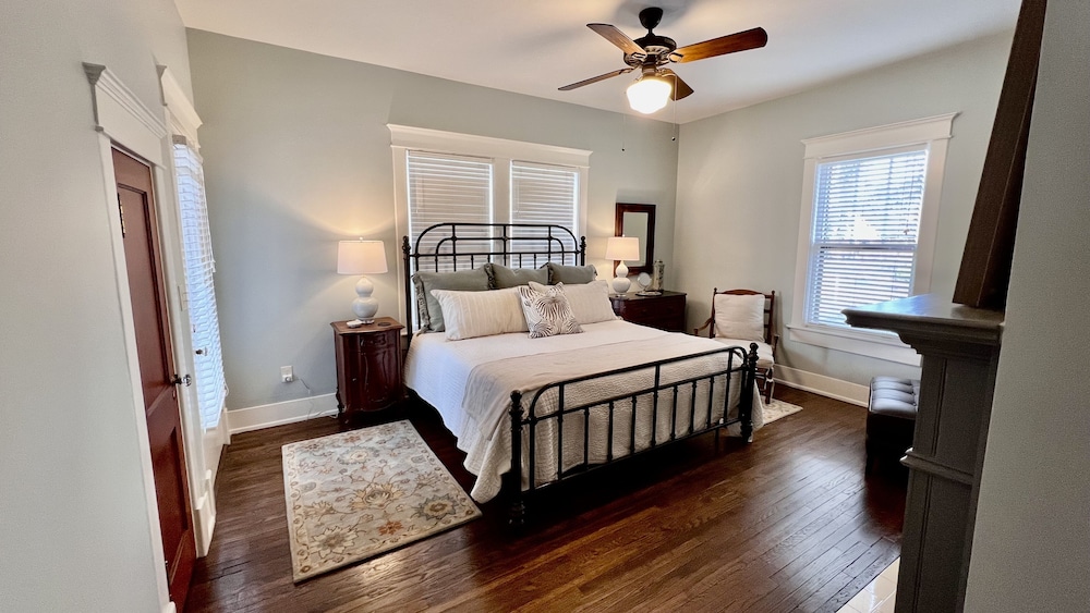 Beautifully Restored 4 Bedroom 1924 Craftsman Style Southern Home W/ Gas Range - Murfreesboro, TN