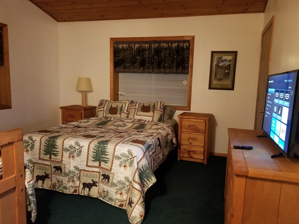 Cozy Bear Cabin Near Ski Resort And Lake - Big Bear Lake, CA
