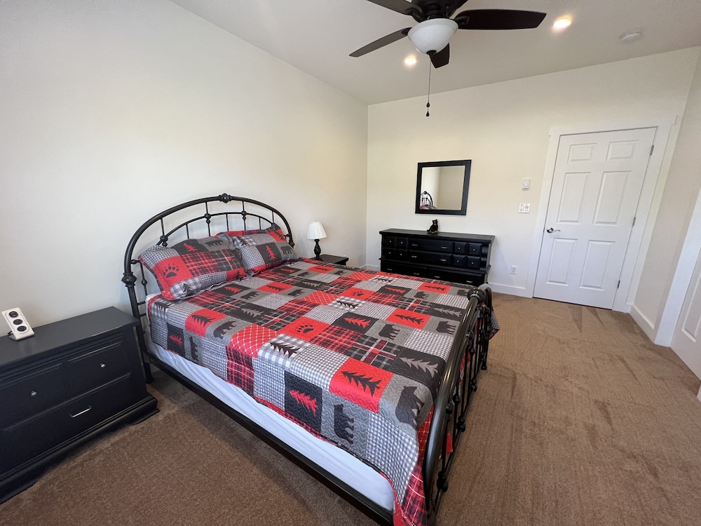 Family Retreat 3 Bedroom Converting To 6 Bedroom7/1/2024 Pet Friendly W/ Hot Tub - Jim Thorpe, PA