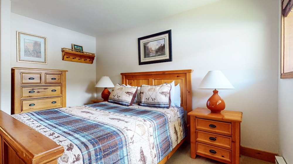 Charming Townhome. Dual Master Suits, Forest Setting. Near The Lakes Basin - Mammoth Mountain, CA