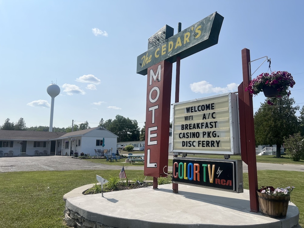 Cedars Motel - St. Ignace, MI