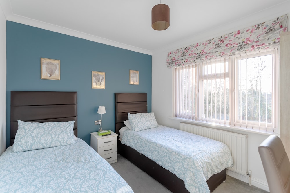 Room In Guest Room - Family Room With Private Bathroom - Harrow