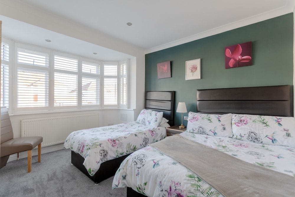 Room In Guest Room - Family Room With Private Bathroom - Edgware