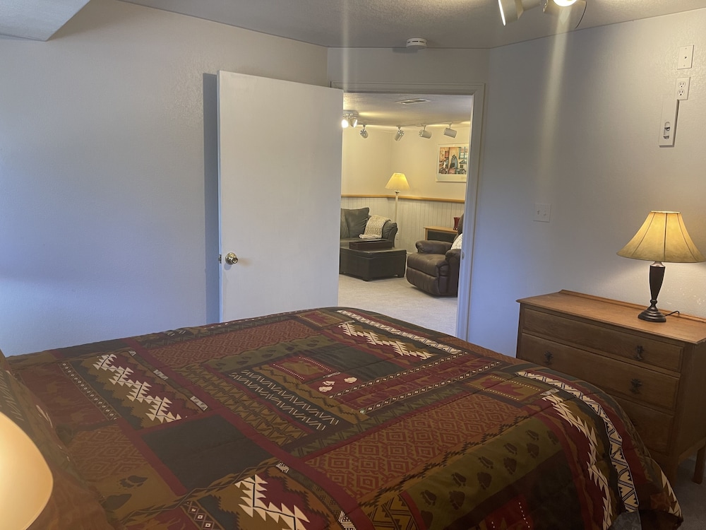 Private Apartment, 1 Bedroom, 1 Full Bathroom, Livingroom & Kitchenette - Staunton State Park, Pine