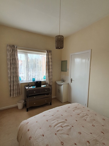 Lovely 3 Bed Flat, Near To Beach With Free Parking - Clacton Beach