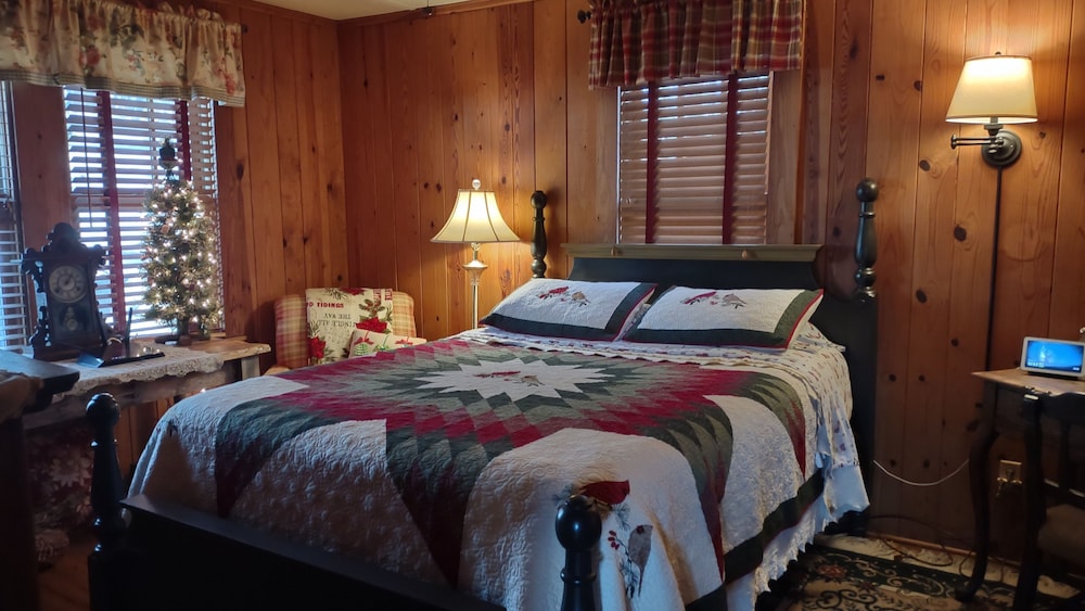 The Little  White Dogwood Cabin... Time Is Priceless.. Check November Specials. - Franklin, NC