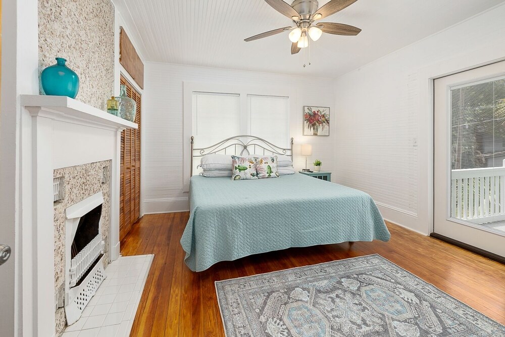 Beach Cottage-king Beds-walk To The Beach And The Village Shops And Restaurants! - Jekyll Island, GA