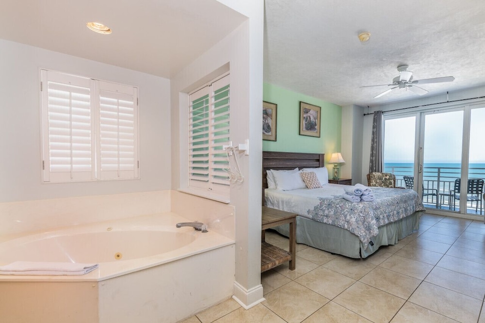 Luxurious 2 Br Oceanfront Condo With 3 Private Balconies At Ocean Walk Resort - Ormond Beach
