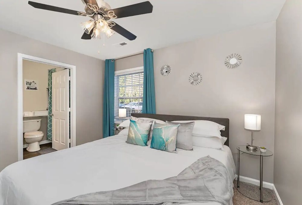 ⭐️King Bed⭐️7min✈️⭐️self Check-in⭐️smart Tvs⭐️patio - High Point, NC
