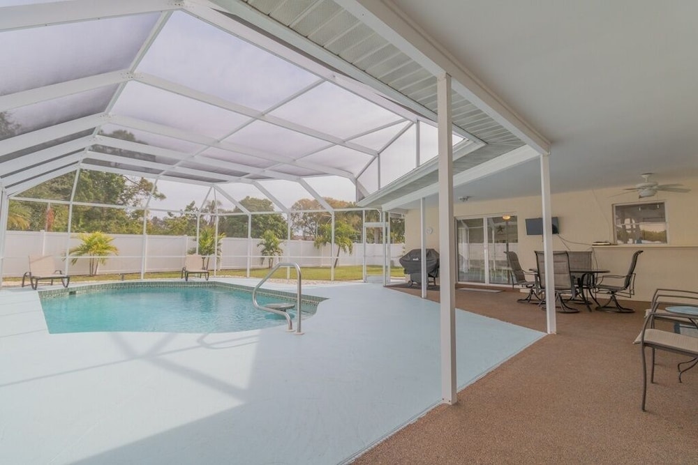 Sea Salt Retreat Pool Home 5 Miles From The Beach 3 Bedroom Home By Redawning - Bradenton, FL