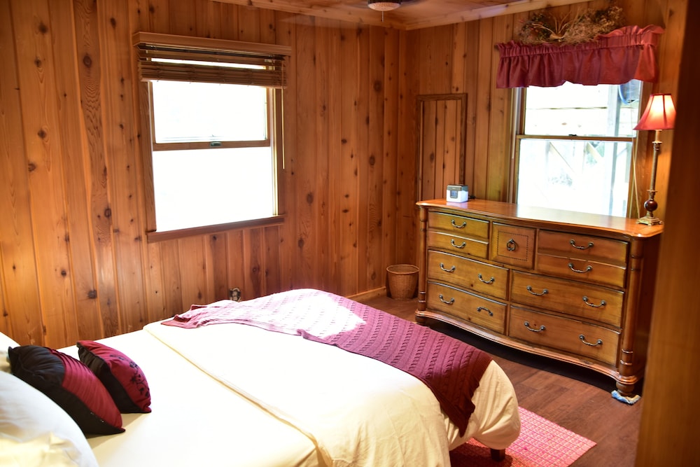 Quiet And Comfy 3 Bed/2bath - Chalet W/ Hot Tub - Leelanau County, MI
