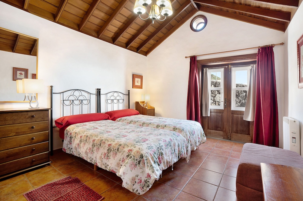 Location De Vacances 'Casa Rural La Caldera' Avec Vue Sur La Mer, Piscine & Wi-fi - La Palma