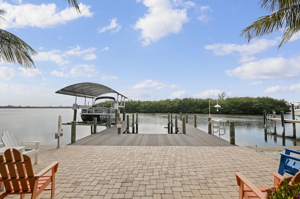 1 Bedroom Bay Front Villa Bring Your Boat Dock Space Available 1 Villa By Redawning - Bradenton, FL