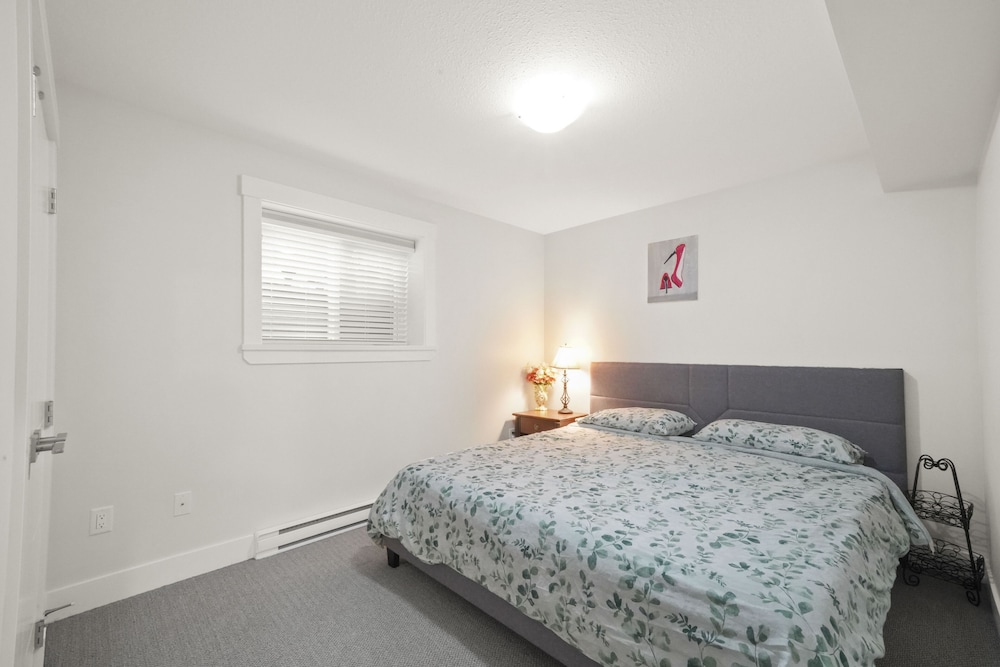 Modern Yet Comfy 3 Bed Suite In Surrey - Surrey