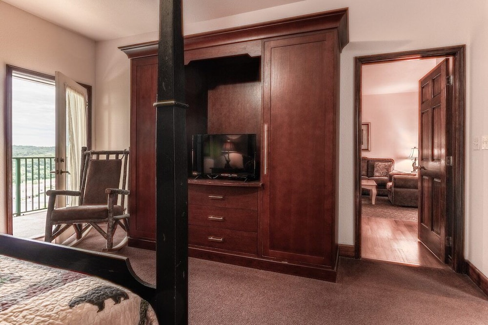 Winterfest Stay |2 Bd Suite| Jacuzzi & Indoor Pool - Tennessee