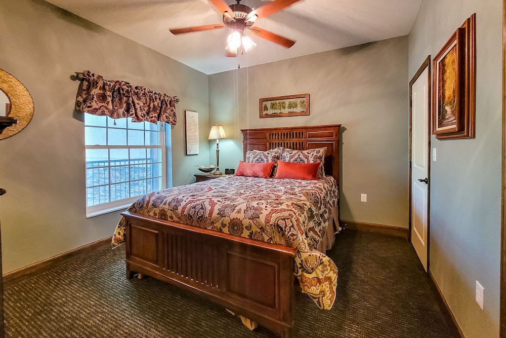 Second Floor Condo With Hot Tub & Pool Access, Fast Wifi, And Gas Fireplace - Sevierville, TN
