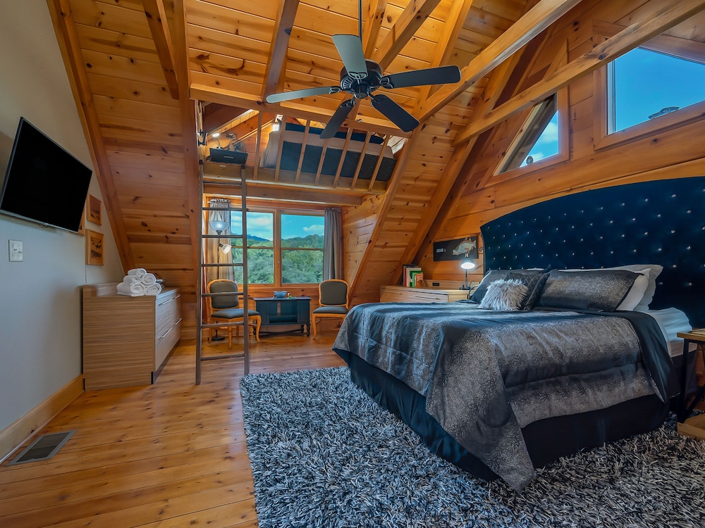 Brand New Unique Cabin With A Modern Feel. - Lake Lure, NC