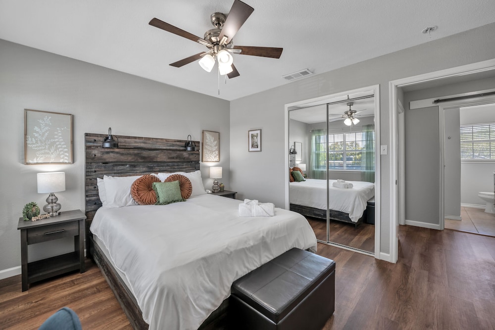 Central Frisco Townhouse | Walk To Cafes & Bars - Lewisville, TX