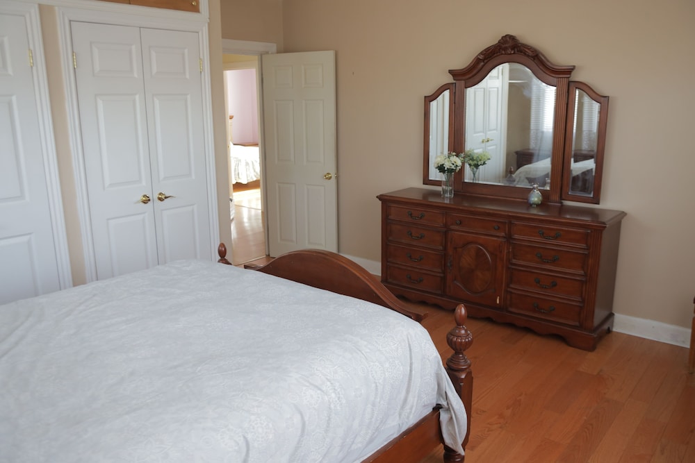 Peaceful & Cozy 3 Bedroom House In Newcastle, On - Clarington