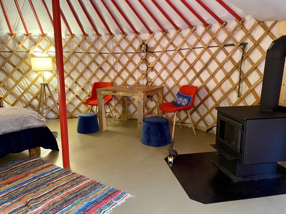 Stay In An Authentic Mongolian Yurt With Private Hot Tub - 愛德華王子島