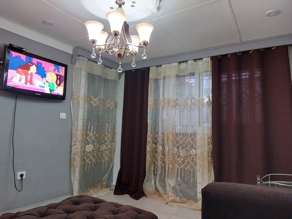 Centrally Located, 2 Bedrooms Apartment In Bastos, 100m From Black & Withe. - Yaounde
