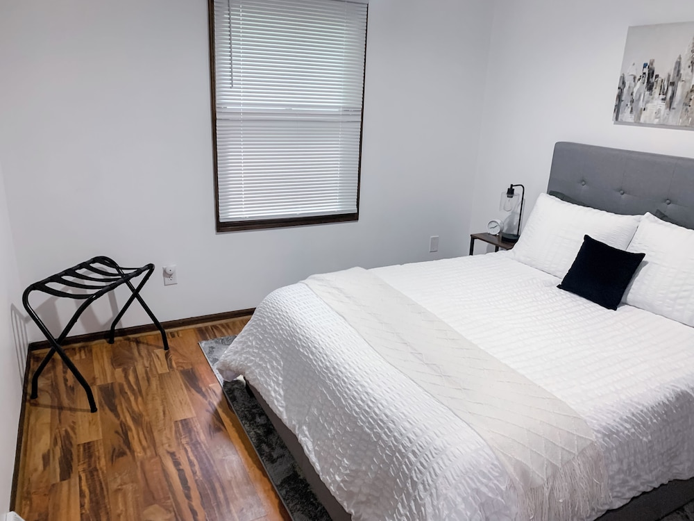 Beckwith Bungalow - Mins From Downtown & Local Favorites, Updated, Modern - Calvin University, Grand Rapids