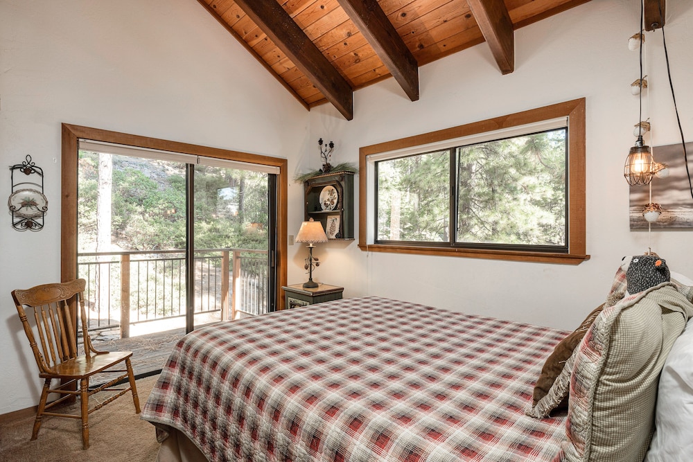 Luxe Cabin With Private Master Suite | Near Speedboat Beach & Diamond Peak - Carson City, NV