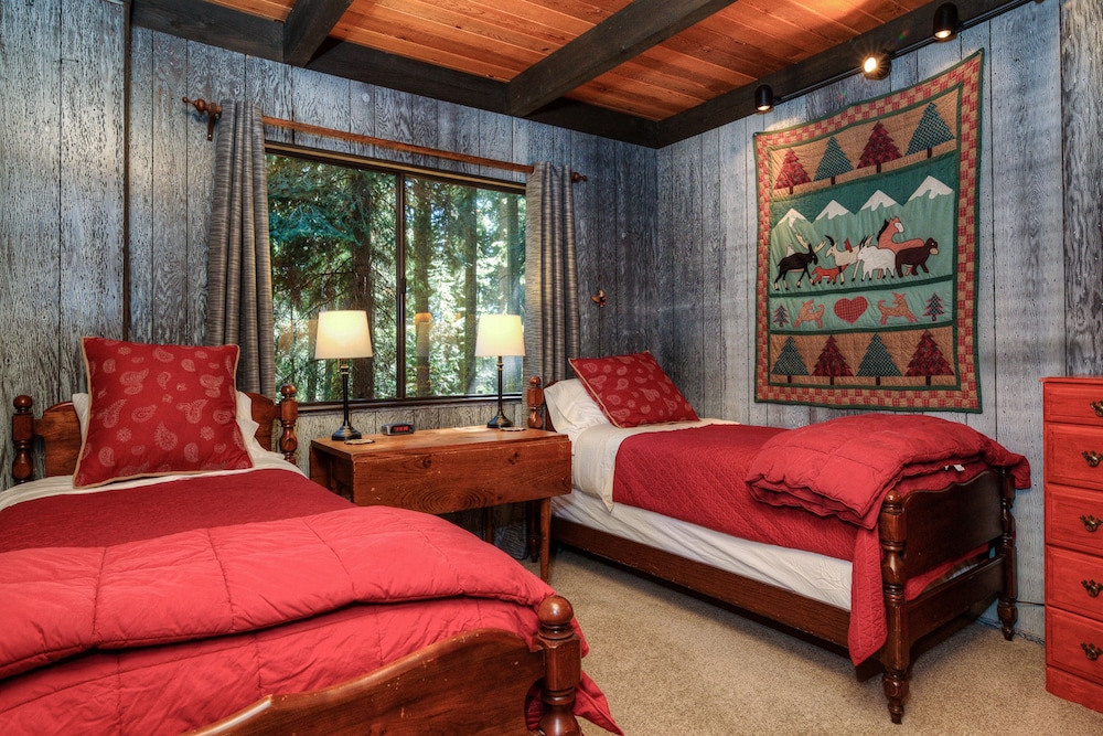 Rustic, Comfy, Dog-friendly Cabin In The Pines - Walk To Homeowners Lake & Beach - Tahoma, CA