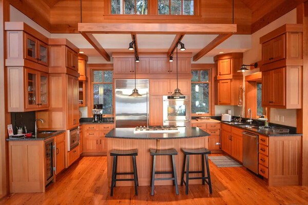 Hook's Nest- Magnificent Waterfront Home - Orcas Island, WA