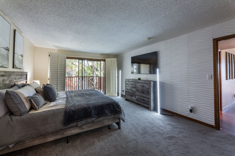 Luxury Condo In Prime Location! Close To Shopping And Beaches. - Seal Beach, CA