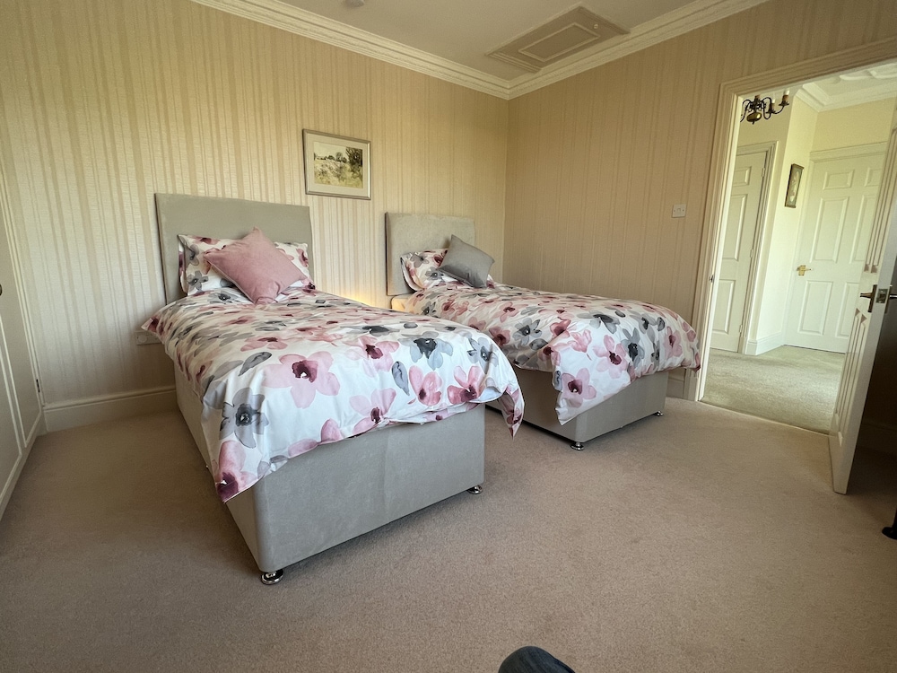 Spacious Bungalow With Large Private Garden - Westbury, UK