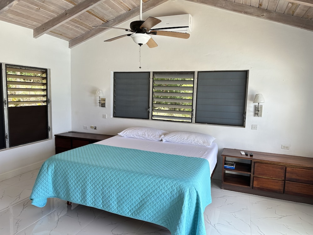 Oceanfront Luxury - 4 Beds, Ac, 3 Bedrooms, King Bed, Wifi, Gated - Montserrat