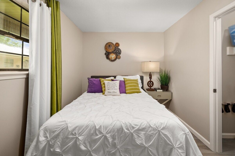 Heirs Living : Crisp - Near Medical Centers And Downtown . King Bed . Pet Friendly . Free Parking - Alexandria