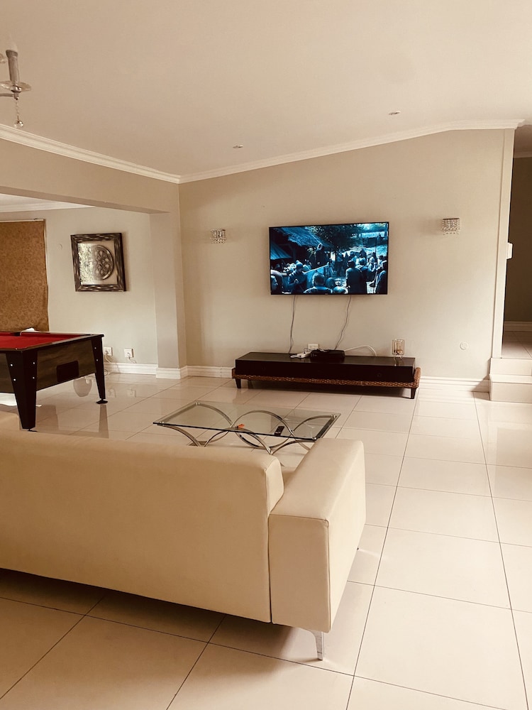 Riverview House Few Minutes Walk To All Amenities - Sandton