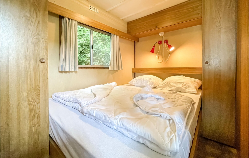 Awesome Caravan In Tzummarum With 2 Bedrooms - Frisia