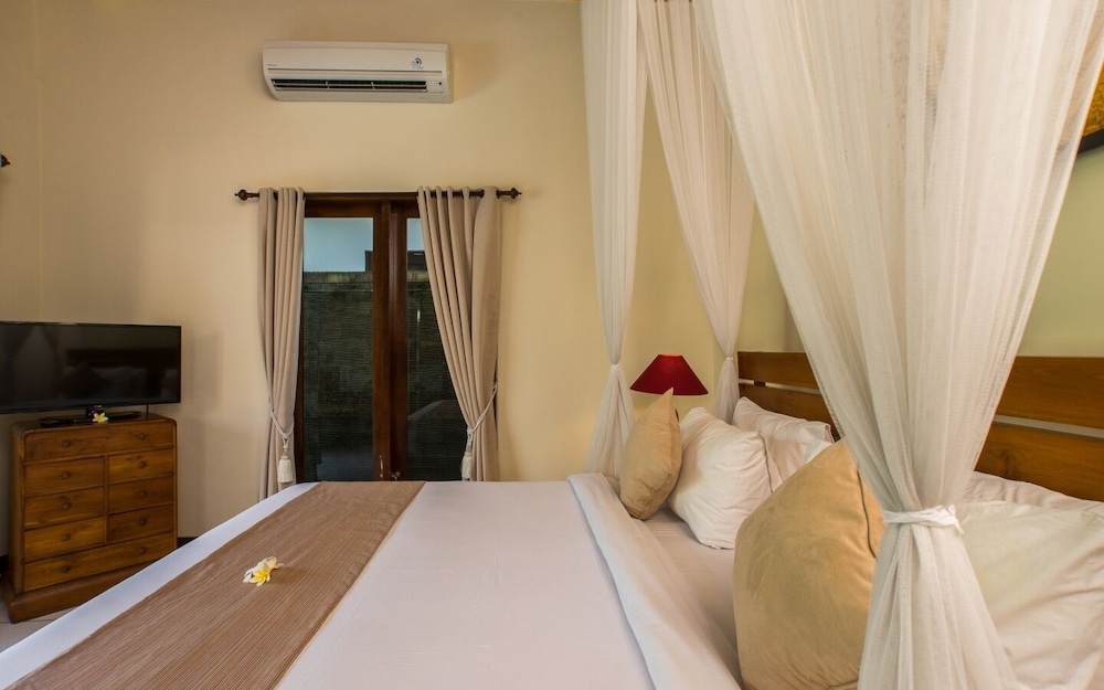 Villa MD 3 bedroom, Sunny Pool in Eat st location - Kuta