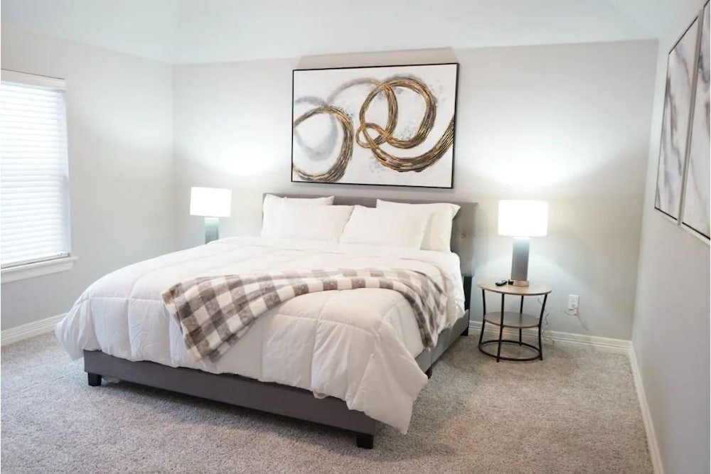 The Cosmopolitan: Modern, Cozy, New 3bedroom Home - Yukon, OK