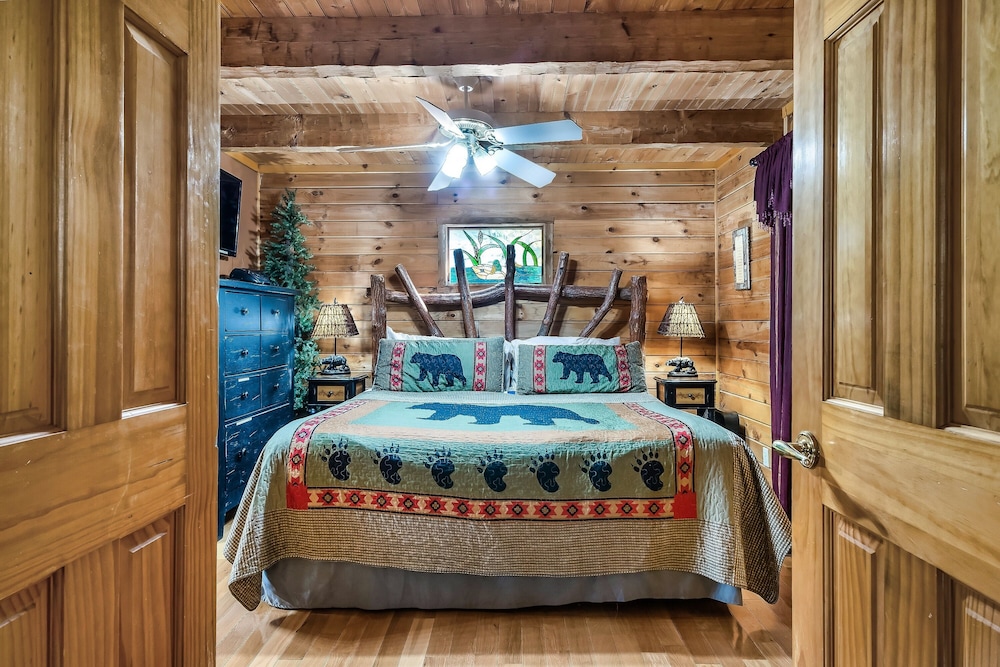 Cozy 2 Bedroom Cabin With Hot Tub And 2 Fireplaces - Sevierville, TN
