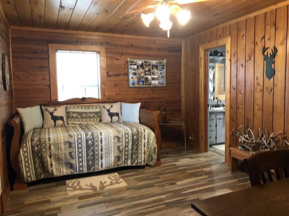 Lakefront Rustic Log Cabin. Any Season Vacation, Get Away, Or Retreat. - Mount Pleasant, TX