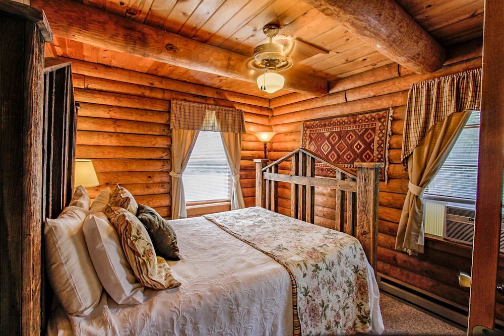 Two Bedroom Moose Cabin On Main Street - Tweetsie Railroad, Blowing Rock